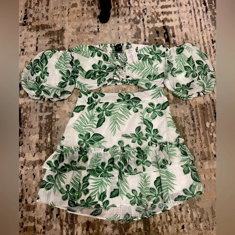 This Vanilla Sky two piece set Top is Size M & Skirt Size M New with Tags. - Picture 1 of 4